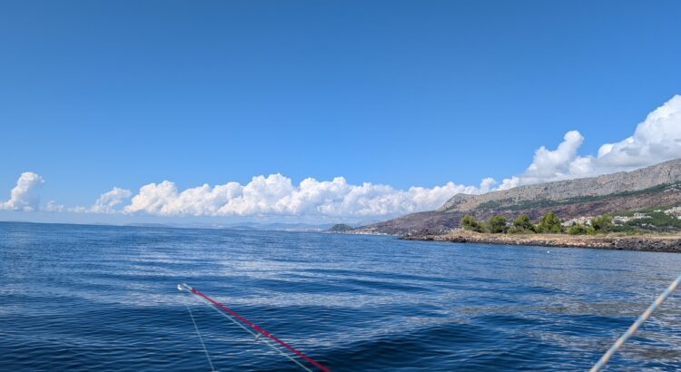 Wasser mit Insel und interessanten Wolken.